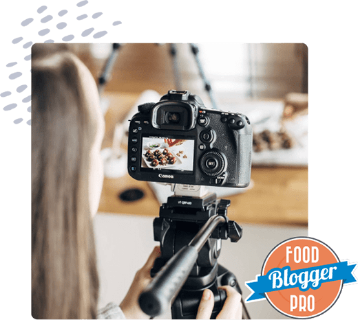 皇冠体育投注下载编译一位食物博客拍食谱视频和Foodbrackpro标识
