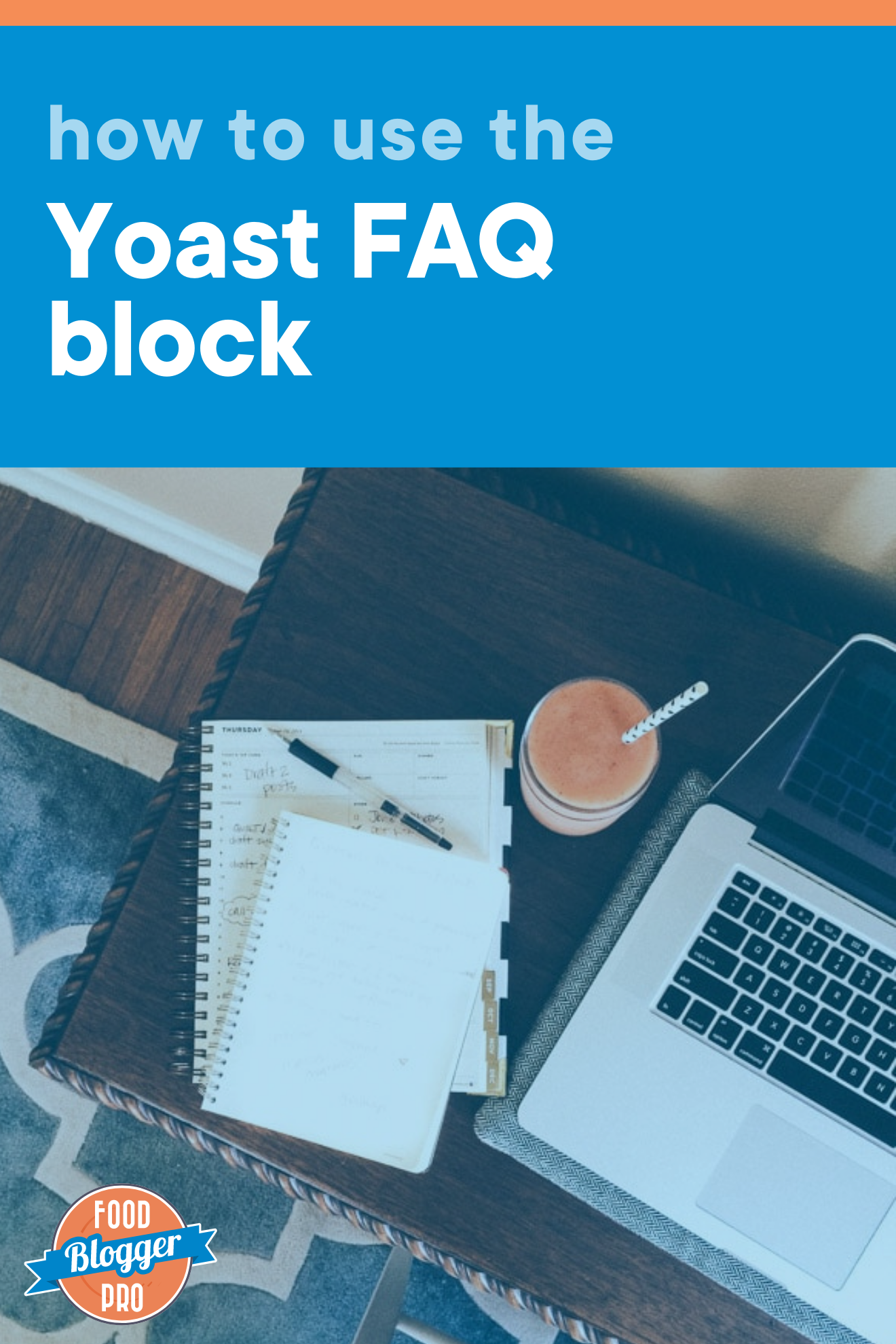 台面上电脑照片和笔记本 以及博客文章标题“如何使用yoastfaq块
