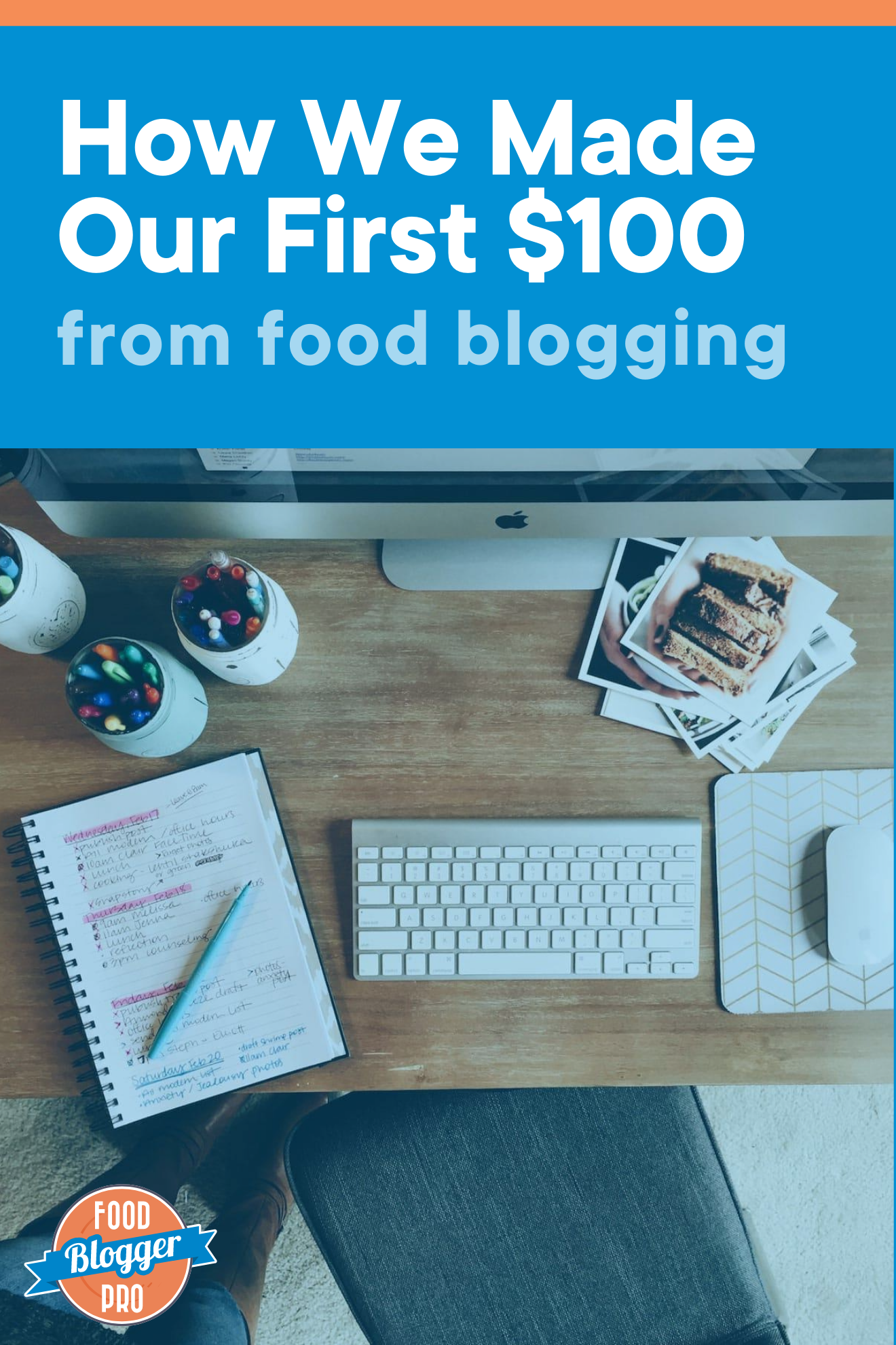 一张带计算机、键盘、鼠标和笔记本的桌面照片,标题为文章“我们如何从Foodblog