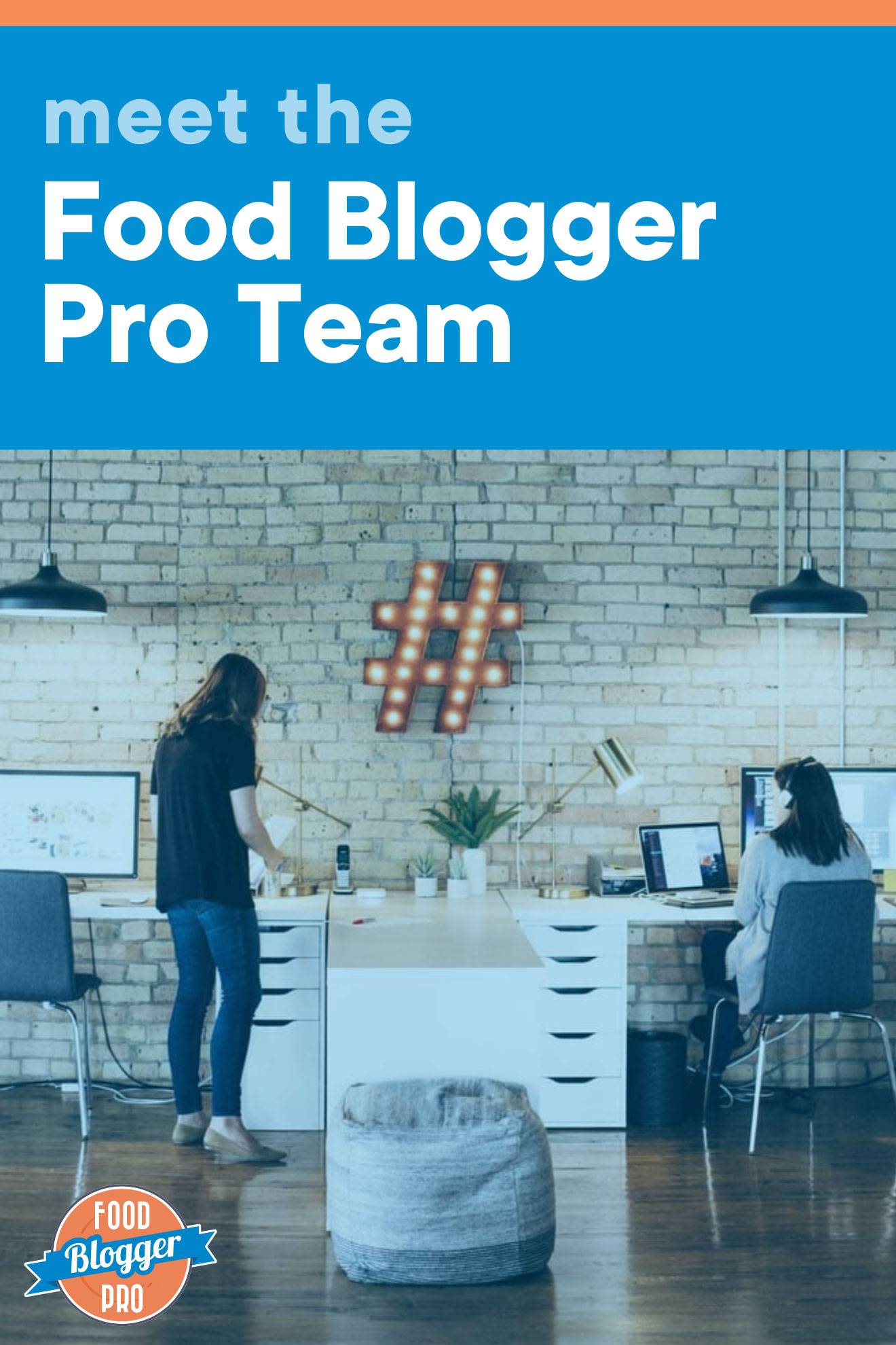 皇冠体育投注下载两人在一个办公桌工作 和标题文章,'MeetFood博客Pro团队'